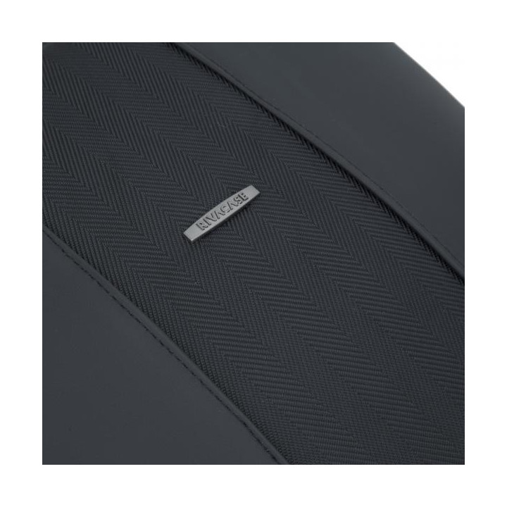 Lo zaino e' realizzato in poliestere con inserti in pelle sintetica e ha lati imbottiti per fornire una protezione supplementar