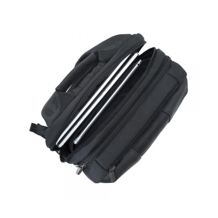 Lo zaino e' realizzato in poliestere con inserti in pelle sintetica e ha lati imbottiti per fornire una protezione supplementar